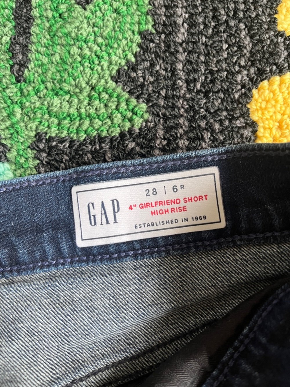 GAP Two-Tone Girlfriend Short High Rise - Picture 2 of 6